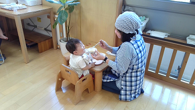 写真：赤ちゃんに離乳食を食べさせている様子