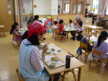 写真：給食時間の教室の様子