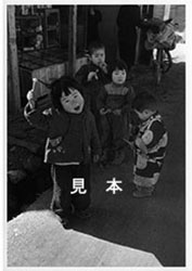 昭和29年、春日市で撮影された駄菓子屋のポストカードの写真