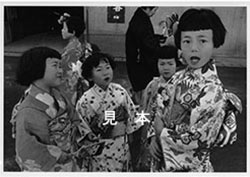 昭和31年、春日市で撮影された振り袖のポストカードの写真