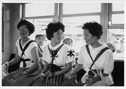 昭和33年、西鉄大牟田線で撮影された三組の母子のポストカードの写真