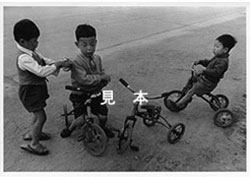 昭和32年、春日原ベース通りで撮影された三輪車のポストカードの写真