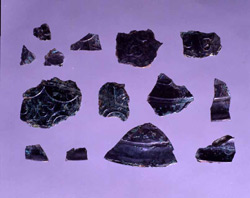 複数の銅鏡の破片の写真