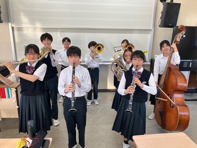 楽器を構えた中学生たちの写真