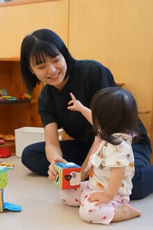 保育士と子どもの写真