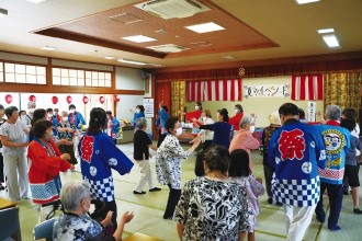 老人福祉センターナギの木苑で盆踊りをしている写真