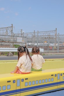 春日西多目的広場公園のスツールに座る子どもの写真
