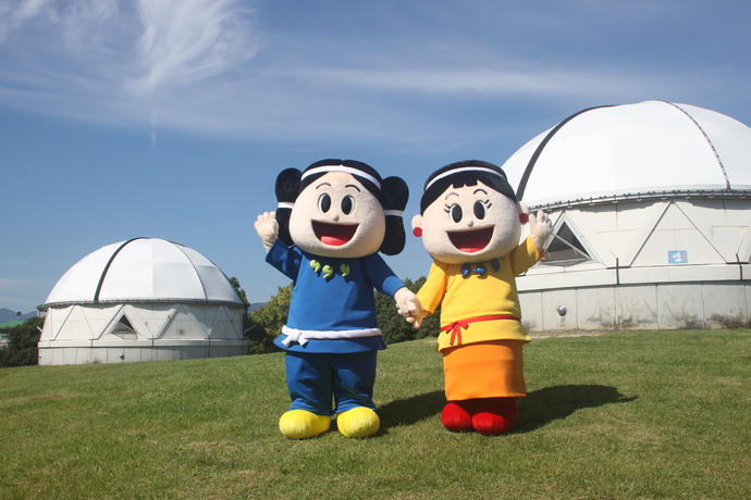 春日市マスコットキャラクターが手を振る写真