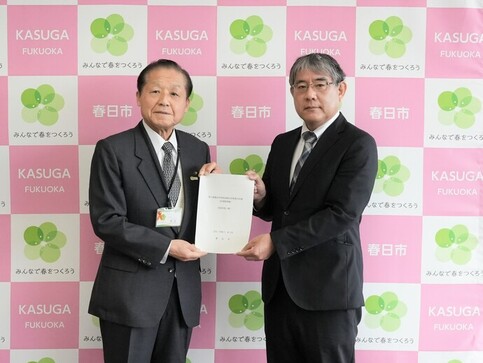 市長に答申書を手渡す中山会長
