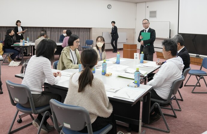 写真：かすが市民懇話会の懇話の様子、5～6人のグループに分かれ、毎回異なるテーマについて話し合います。