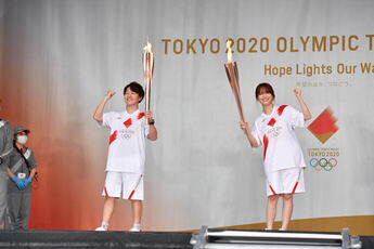 写真:トーチキスポーズをとる北川 光(きたがわ ひかる)さんとゆうこすさん