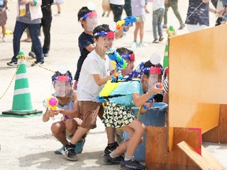 写真:水鉄砲を楽しむ子どもたち