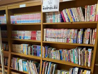 写真:公民館の本棚