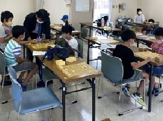 写真:将棋を楽しむ子どもたち