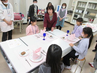 マナー講座を受講する子どもたち
