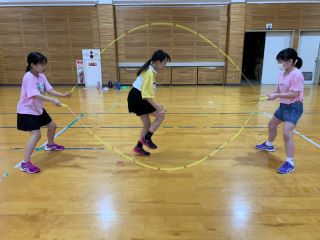 写真:なわとびをする子どもたち