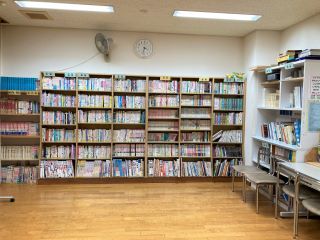 写真：図書室の本棚