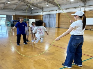 写真：なわとびをする子どもたち