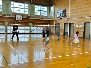 バドミントンの練習をしている様子