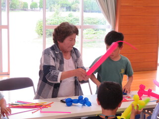 写真：バルーンアートの様子