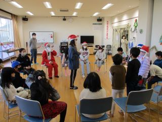 写真:輪になってクリスマス会を楽しむ様子