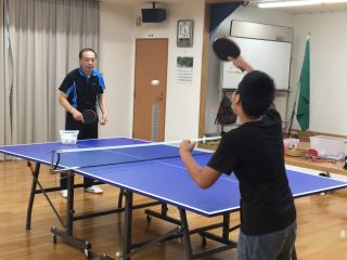 写真:卓球の指導を受けている様子