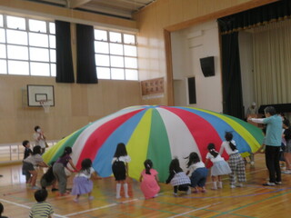 写真:子どもたちがバルーンで遊んでいる様子