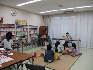 写真：絵本の読み聞かせをしている様子