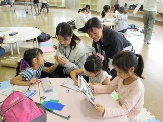 写真：宿題をする子どもたち