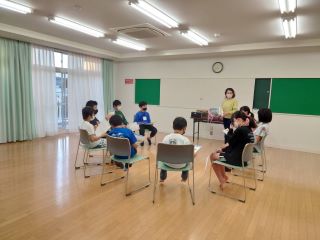 写真:英語のレッスンを受ける子どもたち