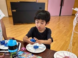 写真：体験教室で工作を楽しむ児童