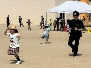 おにごっこを楽しむ様子