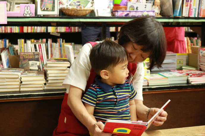 写真:子どもを膝の上に乗せた前園さん