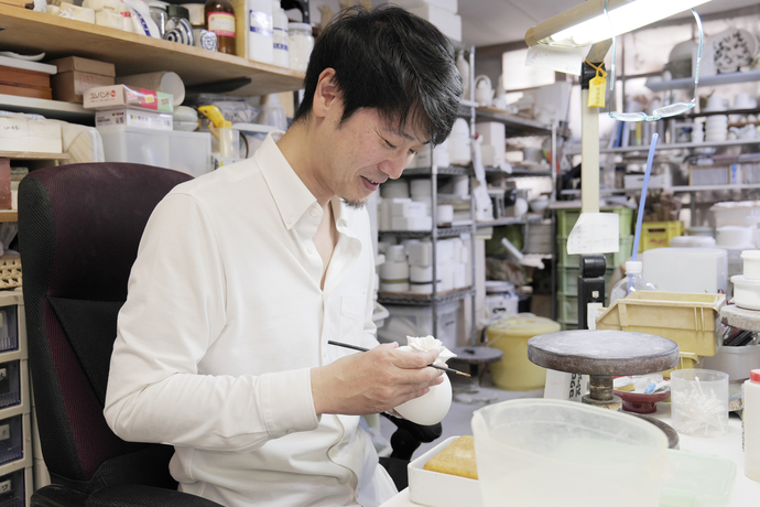 写真：工房で作業する森永さん