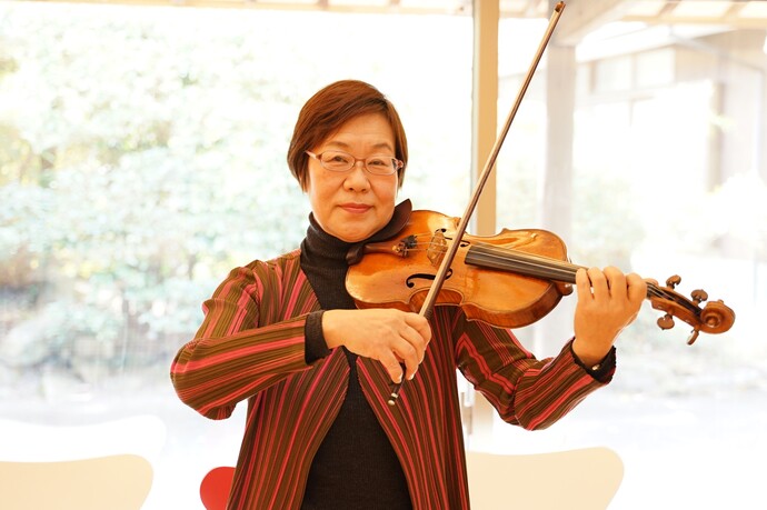 写真：バイオリンを弾く祐子さん