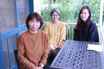 ぶどうの庭で撮影した三谷さん、太田さん、池田さんの写真