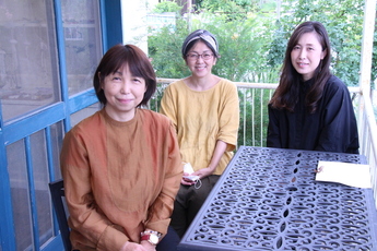 ぶどうの庭で撮影した三谷さん、太田さん、池田さんの写真