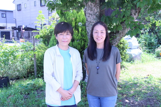 笑顔の田中さん（左）、中村さん（右）