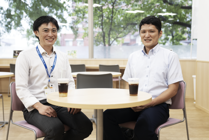 写真:対談する2人