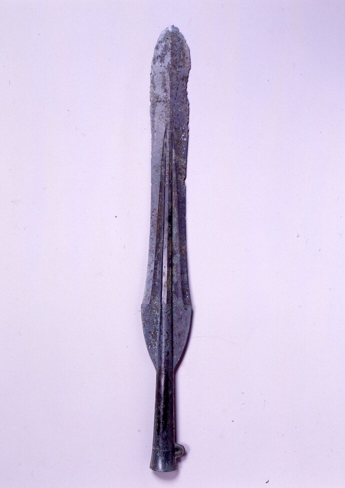 銅矛（岡本出土）の写真