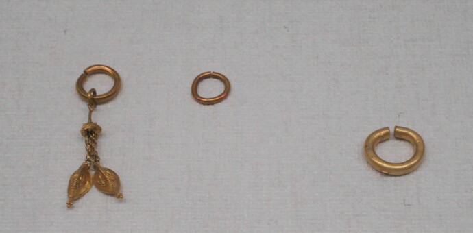 金製垂飾付耳飾、金環、金銅製耳環の写真
