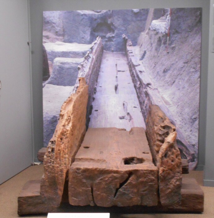 木樋(大土居水城跡)の原寸大レプリカの写真