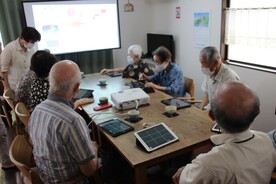 写真:iPadを活用して脳トレに取り組む皆さん