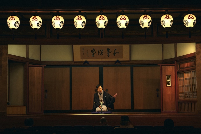 写真:高座で落語をする様子