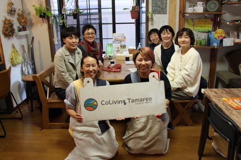 写真:コリビングタマリーを運営する人と遊びに来ていた人