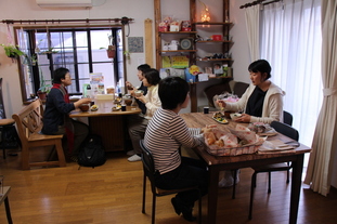 写真：コリビングタマリーに集まった人たちでランチを食べている様子