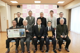 写真:春日秣組合の皆さんと市長との記念写真