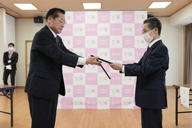 写真:市長が表彰楯を渡している様子