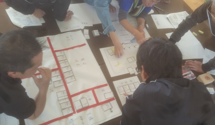 写真:避難所運営ゲームの様子