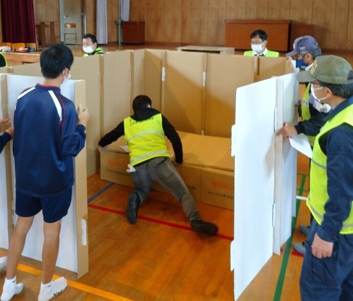 写真:段ボールベッドの組立作業の様子